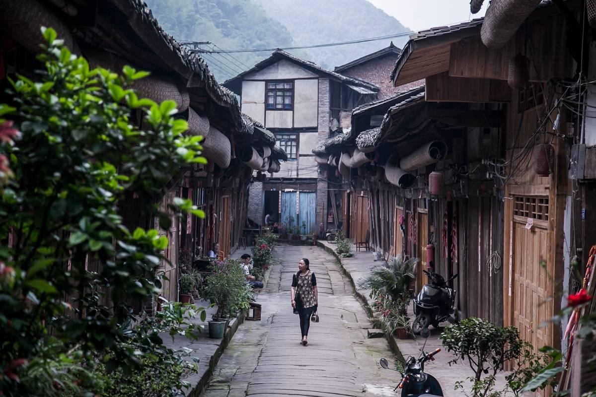 小8跑街追踪|建东街路牌遮挡 地面坑洼等问题已整改